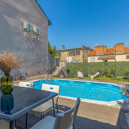 Deluxe Gladiators House