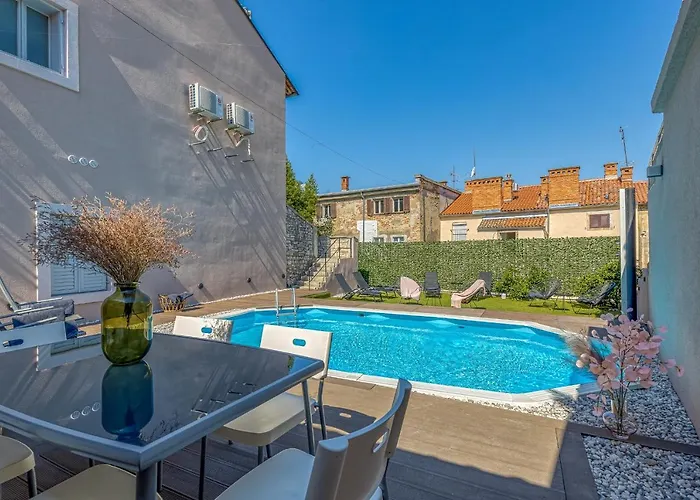 Deluxe Gladiators House