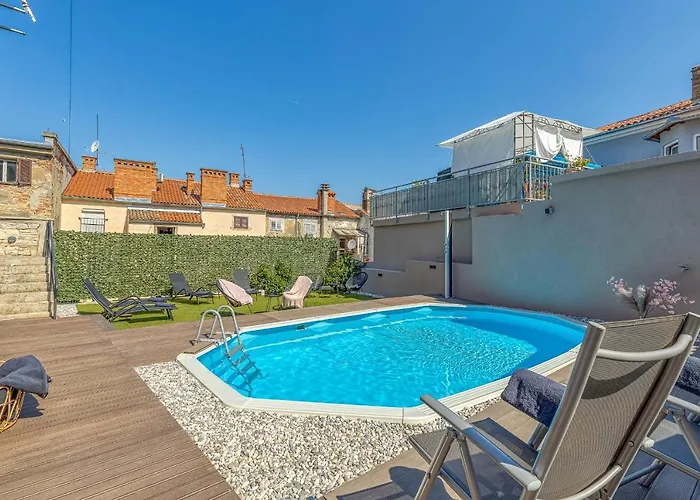 Deluxe Gladiators House *